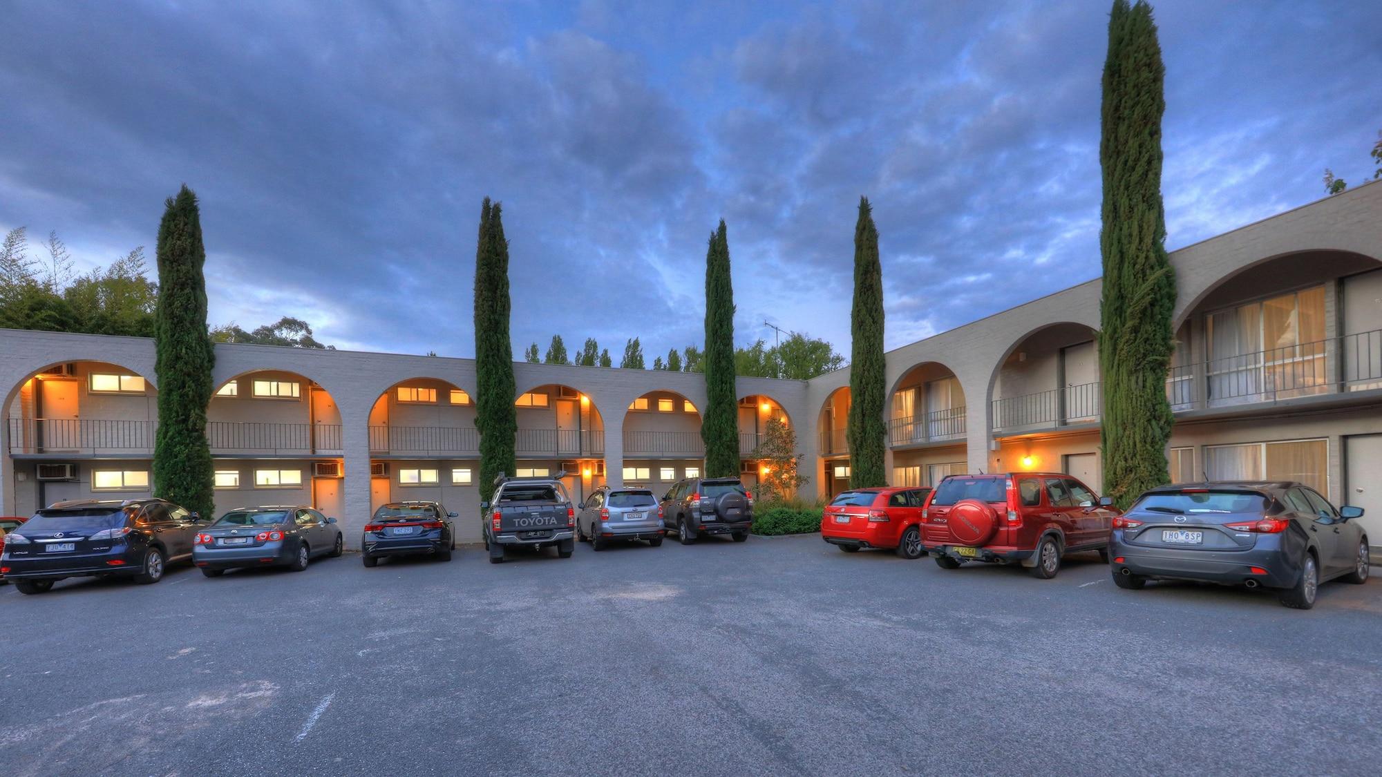 Riverbank Park Motel Брайт Екстериор снимка