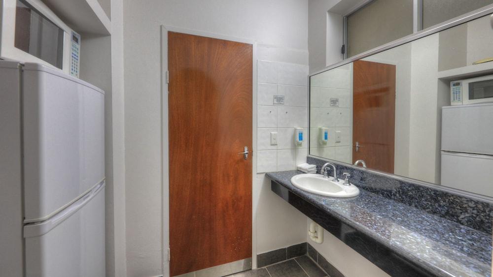 Riverbank Park Motel Брайт Екстериор снимка