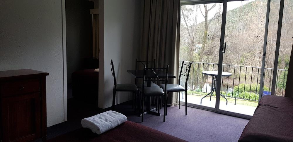 Riverbank Park Motel Брайт Екстериор снимка