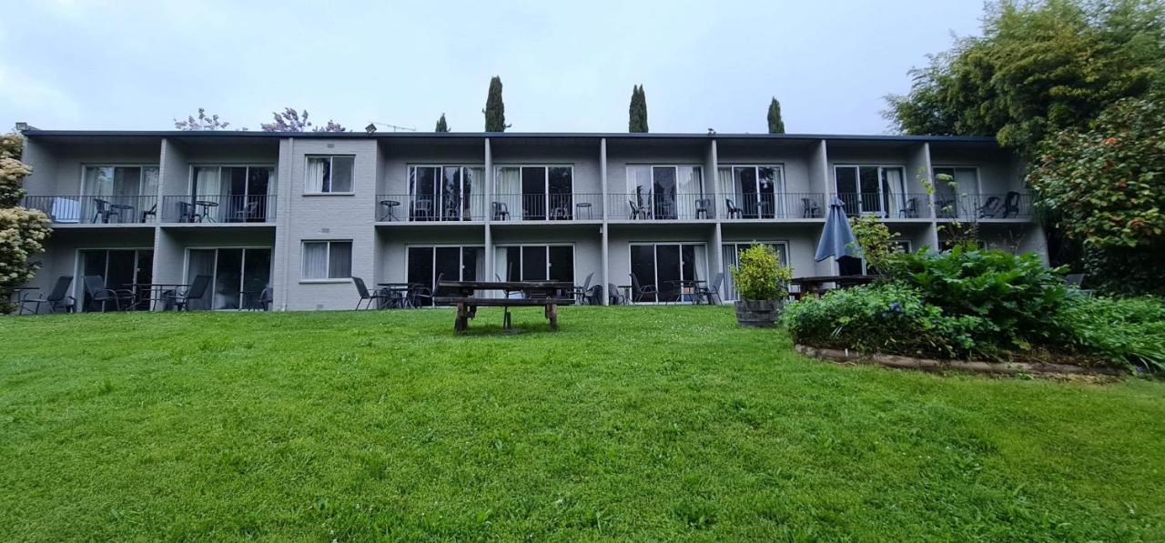 Riverbank Park Motel Брайт Екстериор снимка