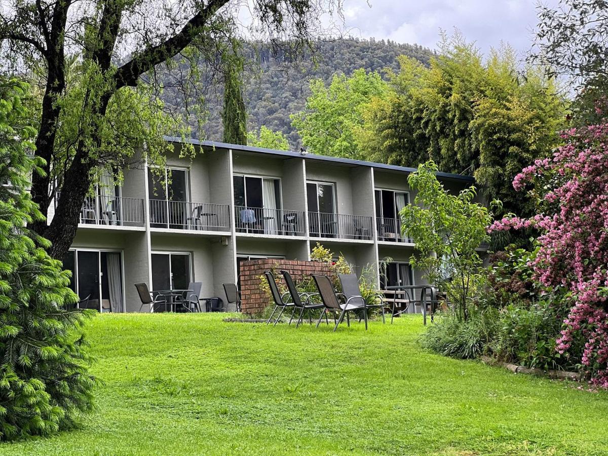 Riverbank Park Motel Брайт Екстериор снимка