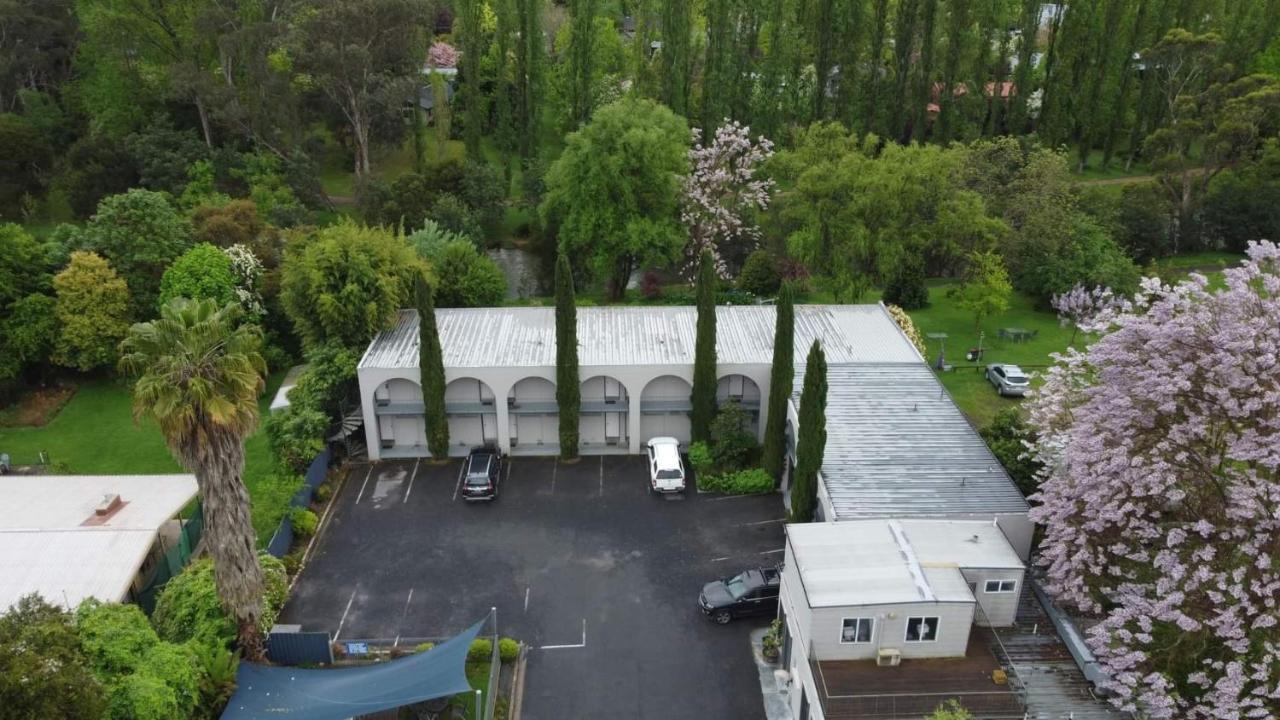 Riverbank Park Motel Брайт Екстериор снимка