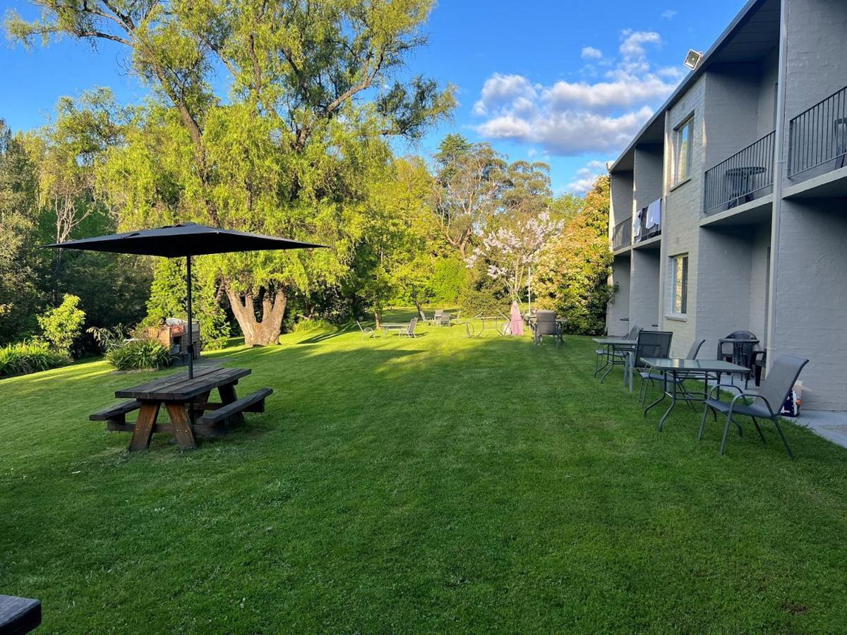 Riverbank Park Motel Брайт Екстериор снимка