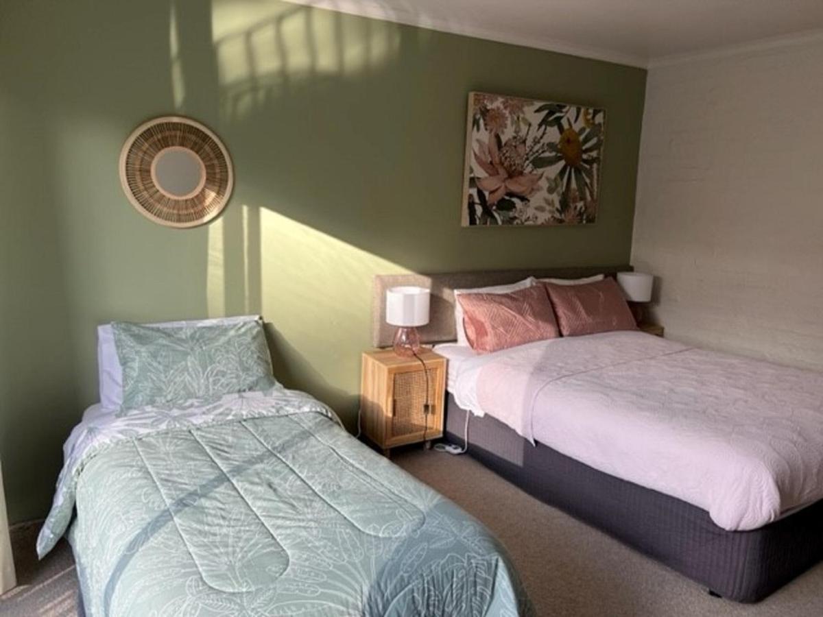 Riverbank Park Motel Брайт Екстериор снимка