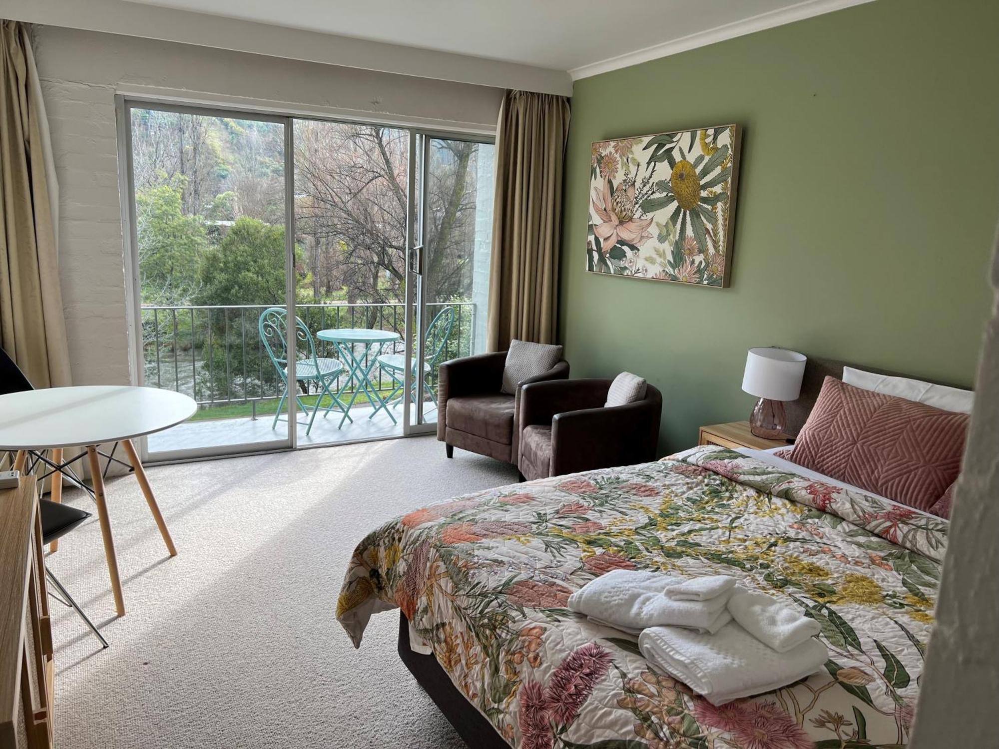 Riverbank Park Motel Брайт Екстериор снимка