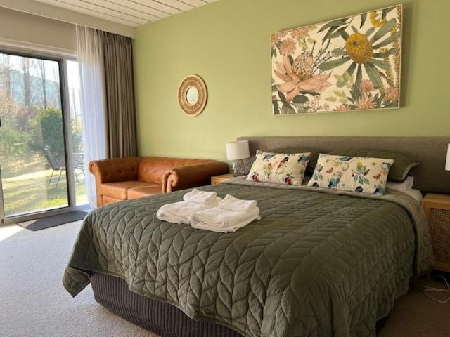 Riverbank Park Motel Брайт Екстериор снимка