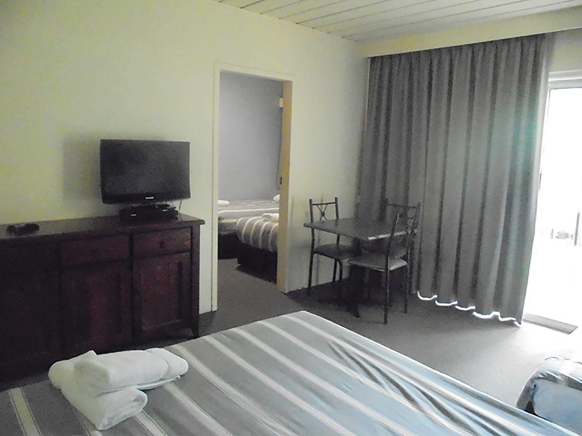 Riverbank Park Motel Брайт Екстериор снимка