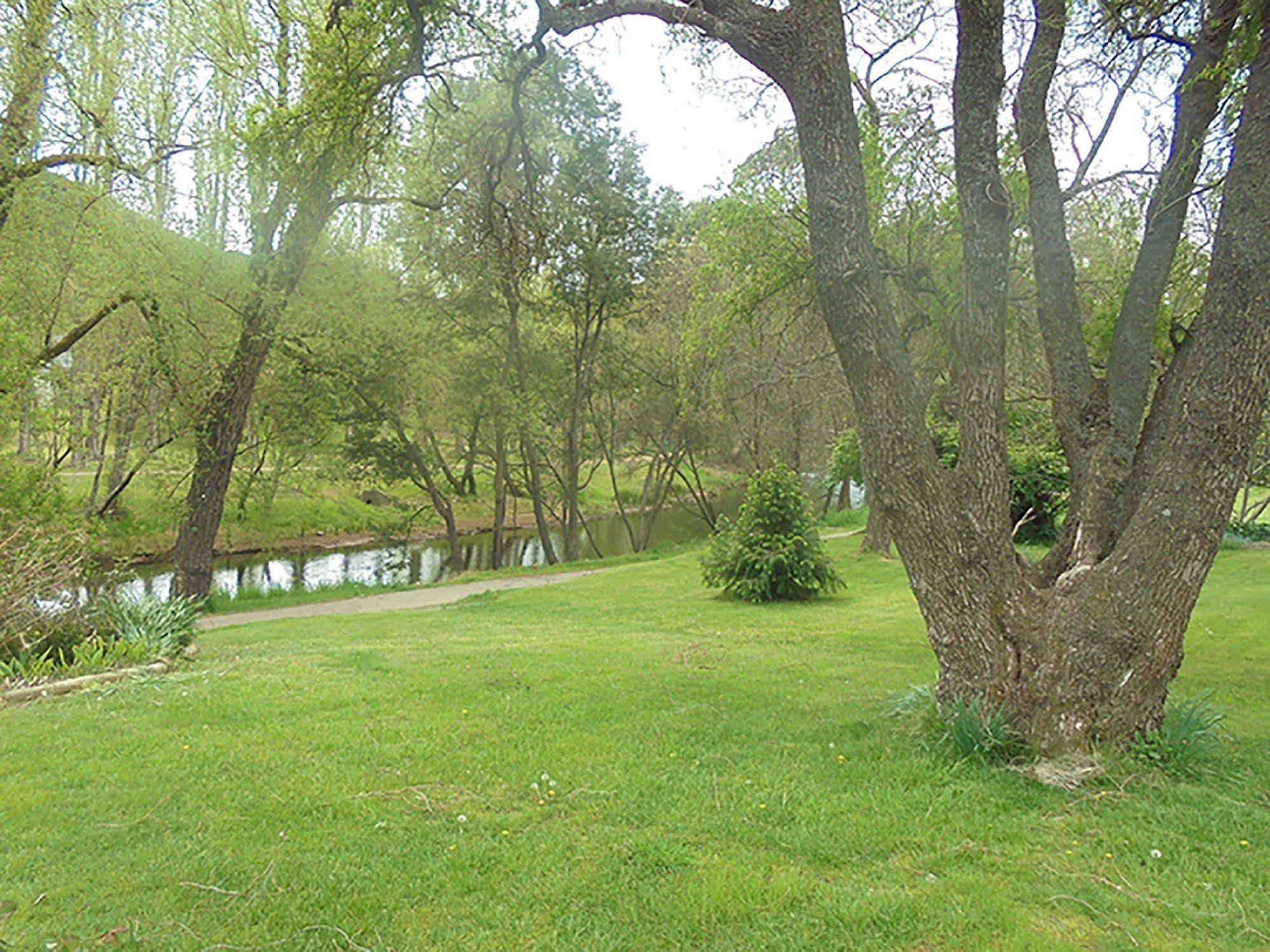 Riverbank Park Motel Брайт Екстериор снимка